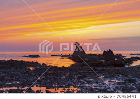 ゴジラ岩と夕焼け空 石川県珠洲市馬緤(まつなぎ)町にて ゴジラ岩と夕焼け空 石川県珠洲市馬緤(まつなぎ)町にて 70486441