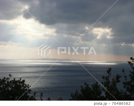 海と天使の梯子 70486562