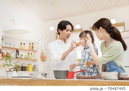 お菓子作りをする親子 70487495