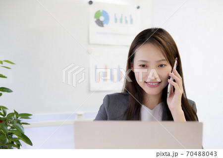 ビジネスで電話する女性 70488043
