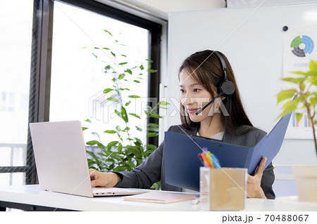 WEB会議中の女性 70488067