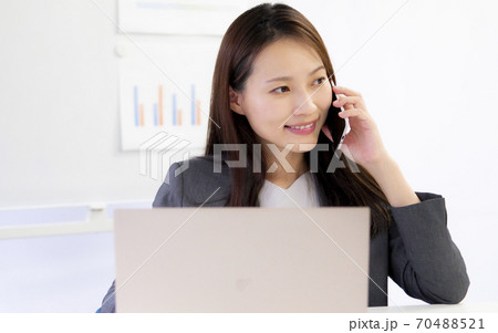 電話する女性 70488521