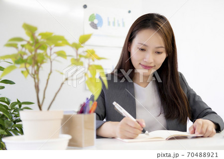 仕事でメモを書く女性 仕事でメモを書く女性 70488921