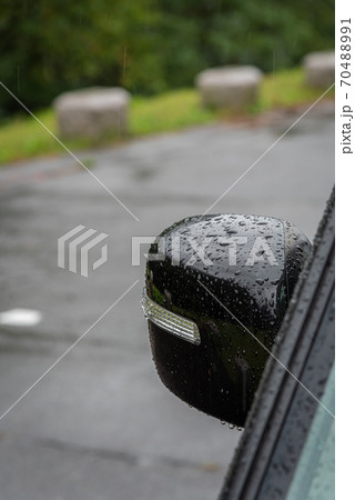 雨に濡れた車のサイドミラー 雨に濡れた車のサイドミラー 70488991