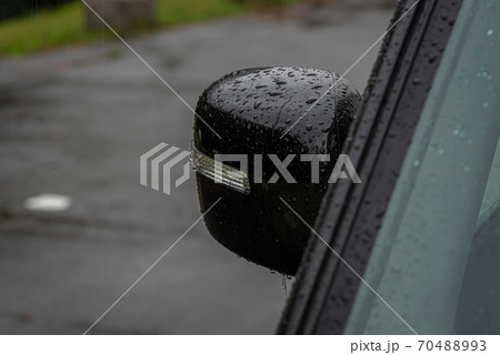 雨に濡れた車のサイドミラー 雨に濡れた車のサイドミラー 70488993