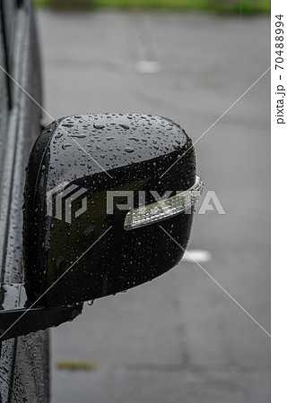 雨に濡れた車のサイドミラーの写真素材