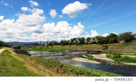 夏の風景、京都賀茂川と青空と雲 70489107
