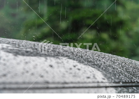 弾ける雨 70489175