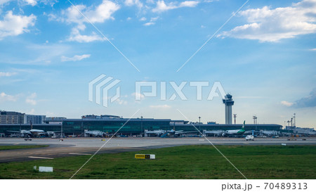 【ベトナム】ホーチミンシティのタンソンニャット国際空港 【ベトナム】ホーチミンシティのタンソンニャット国際空港 70489313
