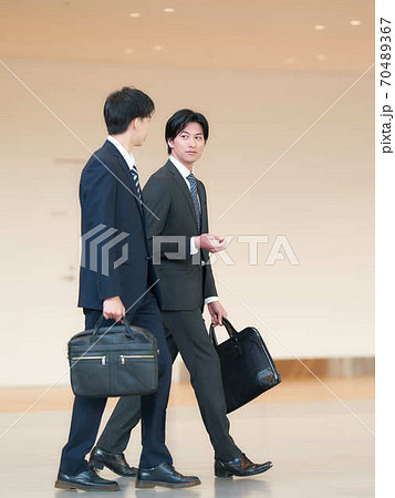 室内を歩く2人のビジネスマン【全身】 70489367