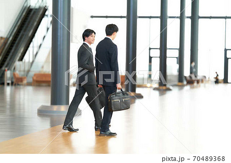 室内を歩く2人のビジネスマン【全身】 室内を歩く2人のビジネスマン【全身】 70489368