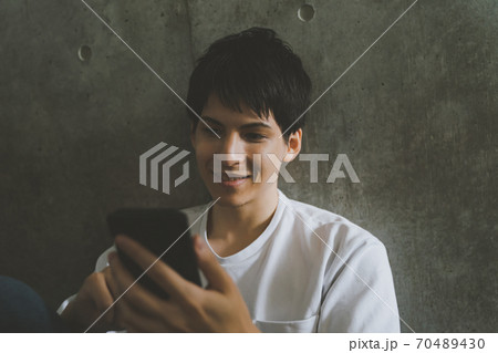 スマートフォン　若者 70489430
