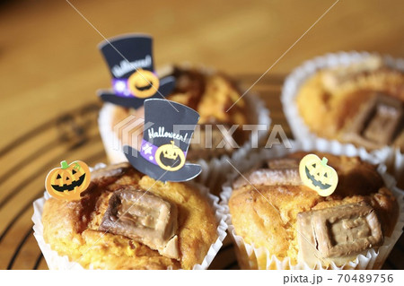 ハロウィンピックを刺した手作りのカボチャマフィン 70489756