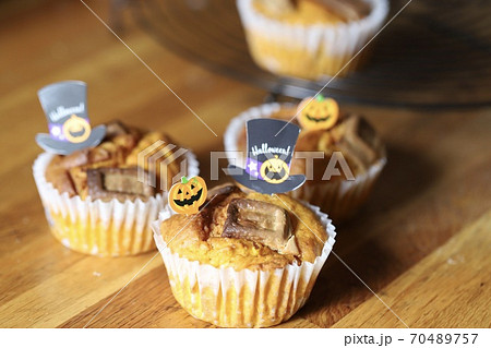 ハロウィンピックを刺した手作りのカボチャマフィン 70489757
