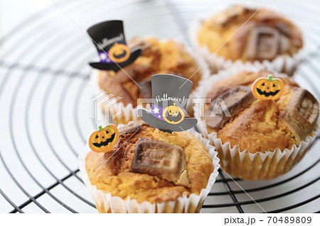 ハロウィンピックを刺した手作りのカボチャマフィン 70489809