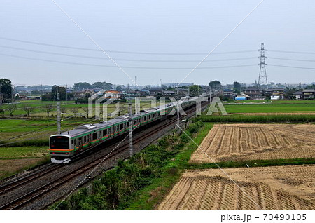 中距離通勤電車 郊外の田園地帯を走る 収穫後の風景 70490105