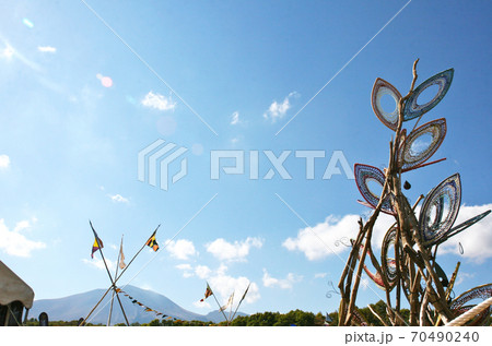 キャンプ場での晴れた日の青空 キャンプ場での晴れた日の青空 70490240