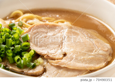 豚骨醤油ラーメンのアップ。 豚骨醤油ラーメンのアップ。 70490351