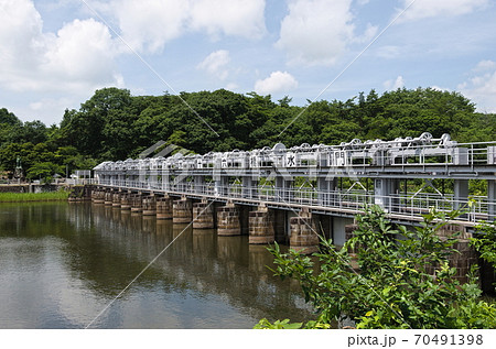 安積疏水に水を流す十六橋水門 70491398