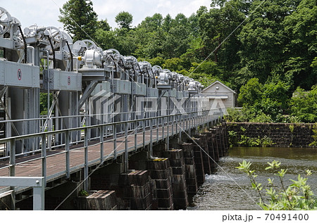 安積疏水に水を流す十六橋水門 70491400