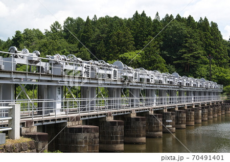 安積疏水に水を流す十六橋水門 安積疏水に水を流す十六橋水門 70491401