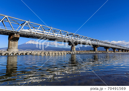 静岡 富士山と新幹線 富士川橋梁 の写真素材
