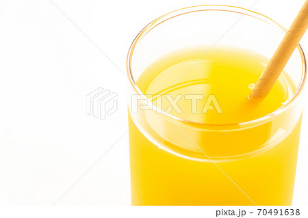紙製のストローがさされたオレンジジュース。(白バック) 70491638