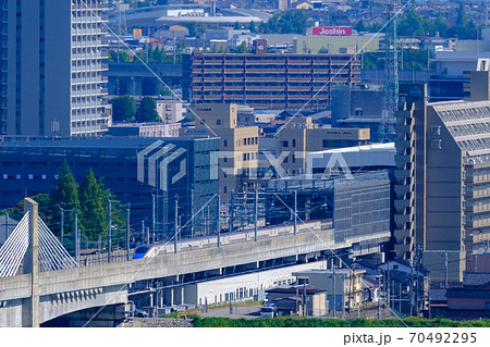富山駅を出発する北陸新幹線 70492295