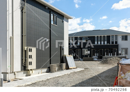 建設中のメゾネットタイプの分譲マンション 建設中のメゾネットタイプの分譲マンション 70492298
