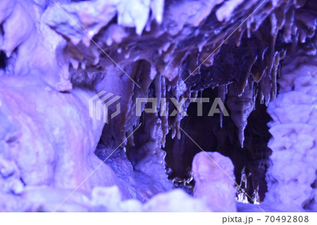 幻想的な世界の飛騨大鍾乳洞 70492808