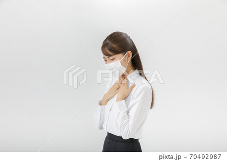 マスクをしている女性 70492987