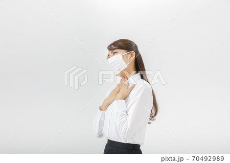 マスクをしている女性 70492989
