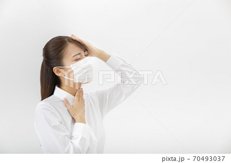 マスクをしている女性 70493037