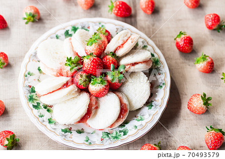 夏秋いちごサマーティアラと苺ジャムのサンドイッチ 70493579
