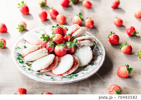 夏秋いちごサマーティアラと苺ジャムのサンドイッチ 70493582