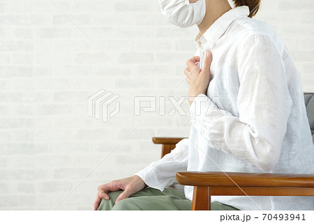 体調不良の女性 70493941