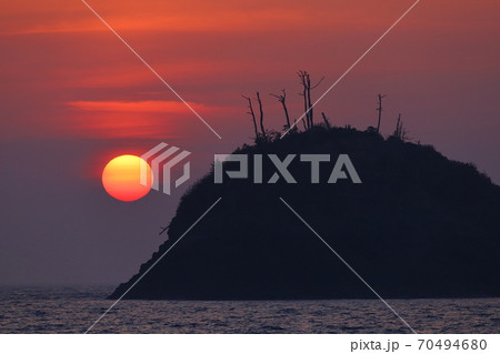 島根県松江市島根町加賀浜より西側の黒島方面に沈む夕日 島根県松江市島根町加賀浜より西側の黒島方面に沈む夕日 70494680