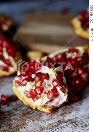 pomegranate fruit 70494836