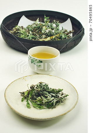 乾燥ヨモギとヨモギ茶 70495865