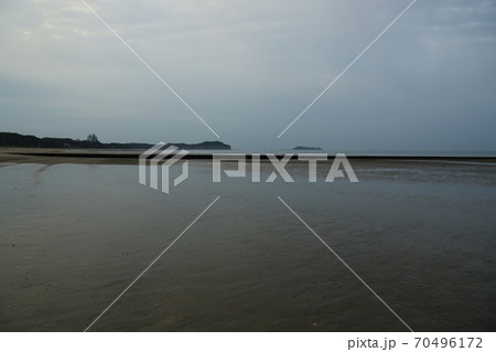 夕暮れ 海岸 風景 70496172