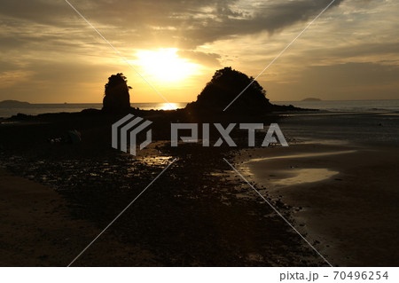 夕日 夕焼け 海岸 70496254