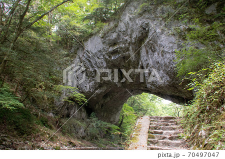 名勝・帝釈川の谷(帝釈峡)にかかる石灰岩の天然橋・雄橋 70497047