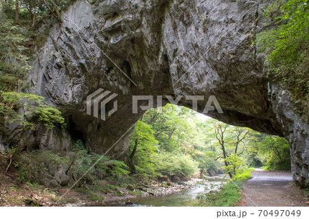 名勝・帝釈川の谷(帝釈峡)にかかる石灰岩の天然橋・雄橋 70497049