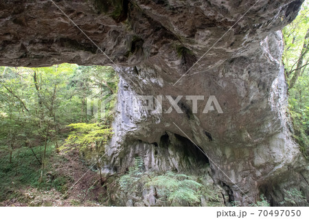 名勝・帝釈川の谷(帝釈峡)にかかる石灰岩の天然橋・雄橋 70497050