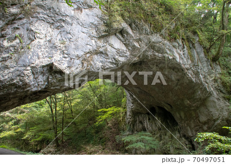 名勝・帝釈川の谷(帝釈峡)にかかる石灰岩の天然橋・雄橋 70497051