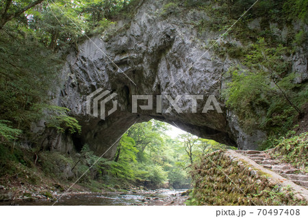 名勝・帝釈川の谷(帝釈峡)にかかる石灰岩の天然橋・雄橋 70497408
