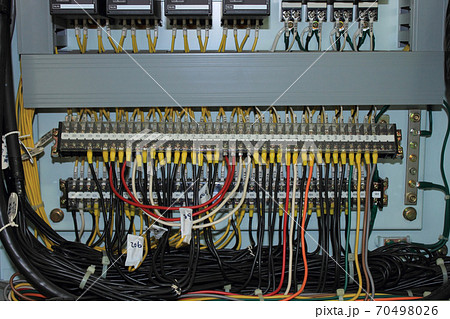 電気制御盤内部の配線風景 電気制御盤内部の配線風景 70498026
