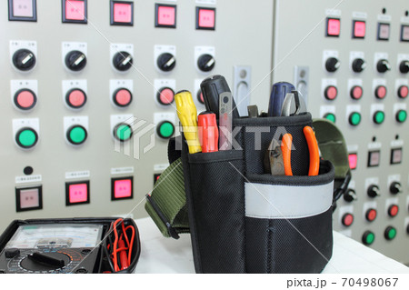 電気工事のイメージ＿工具、操作盤、テスター 70498067