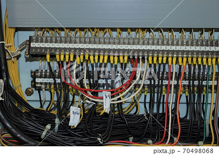 電気制御盤内部の配線風景 電気制御盤内部の配線風景 70498068