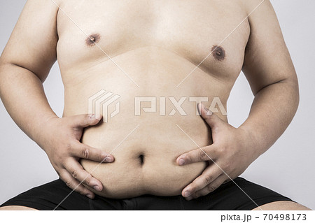 メタボの男性 70498173